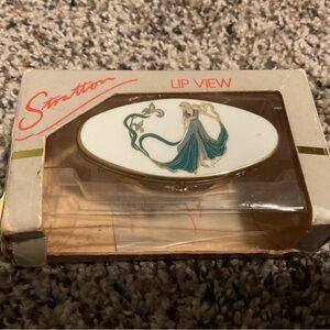 Lip View Compact with Elegant Gold and White Design